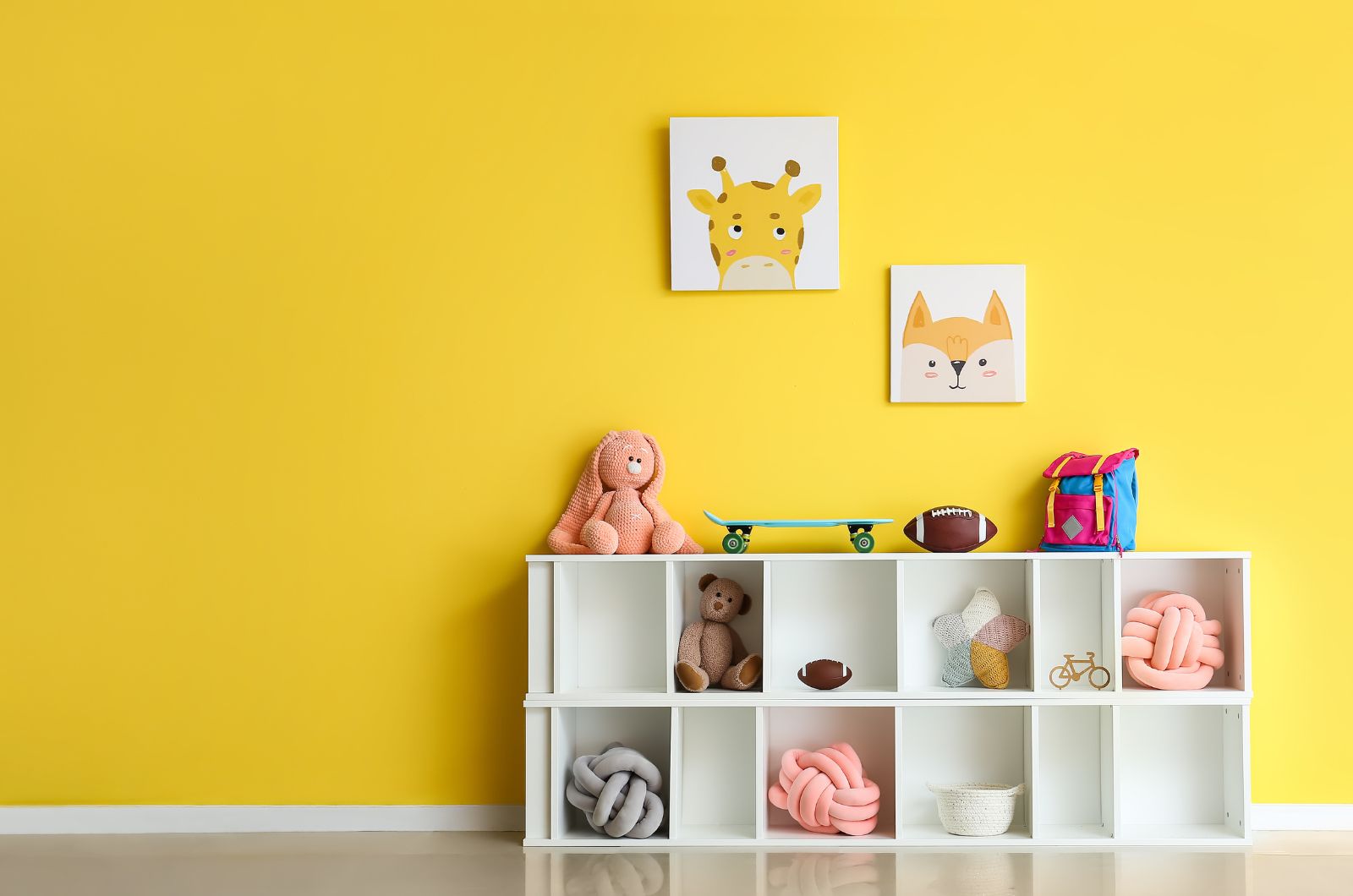 כיצד ליצור אווירה שובבה בחדר של ילדכם עם תמונות קיר יפהפיות?